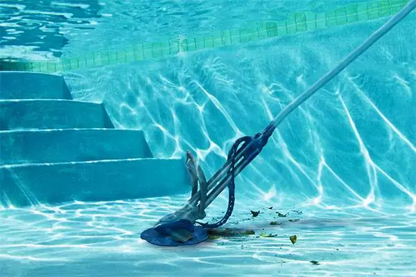 La manera más barata de limpiar una piscina hinchable