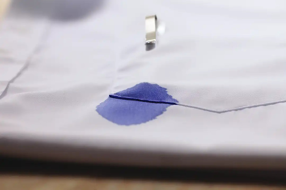¿Cómo quitar las manchas de tinta en la ropa blanca?